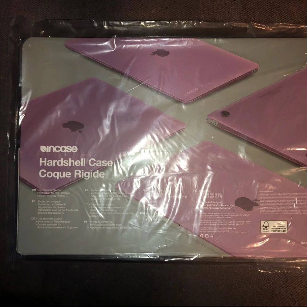 New hard shell incase (case only) fits 13” MacBook Air 2020; not the computer.